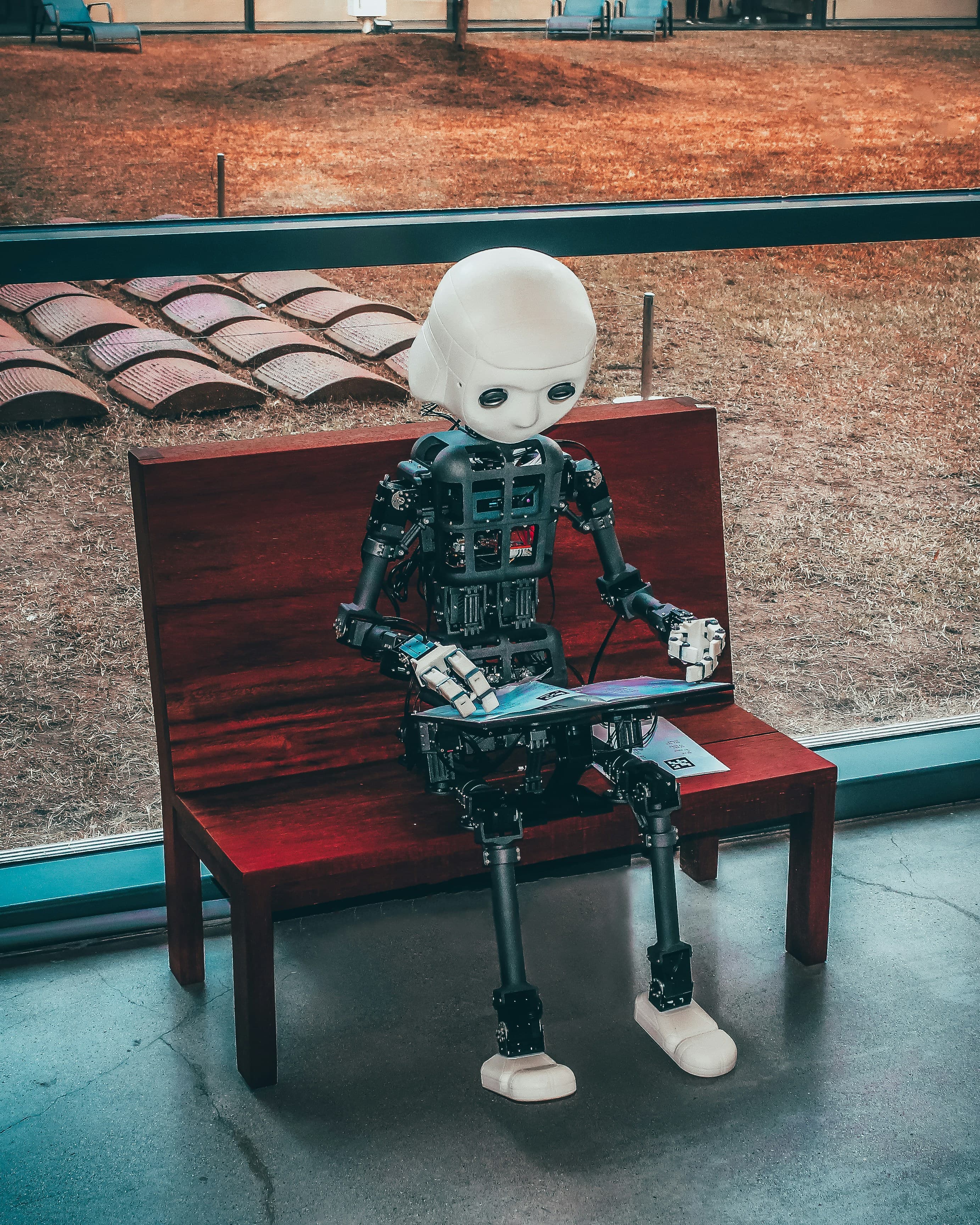 Humanoid robot illustrating Wenovis custom software engineering